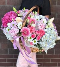 Композиция солнечный день в Хиславичи Цветочная композиция из Розы, Хризантемы, Пионы и Лизиантусы в корзине в Хиславичи