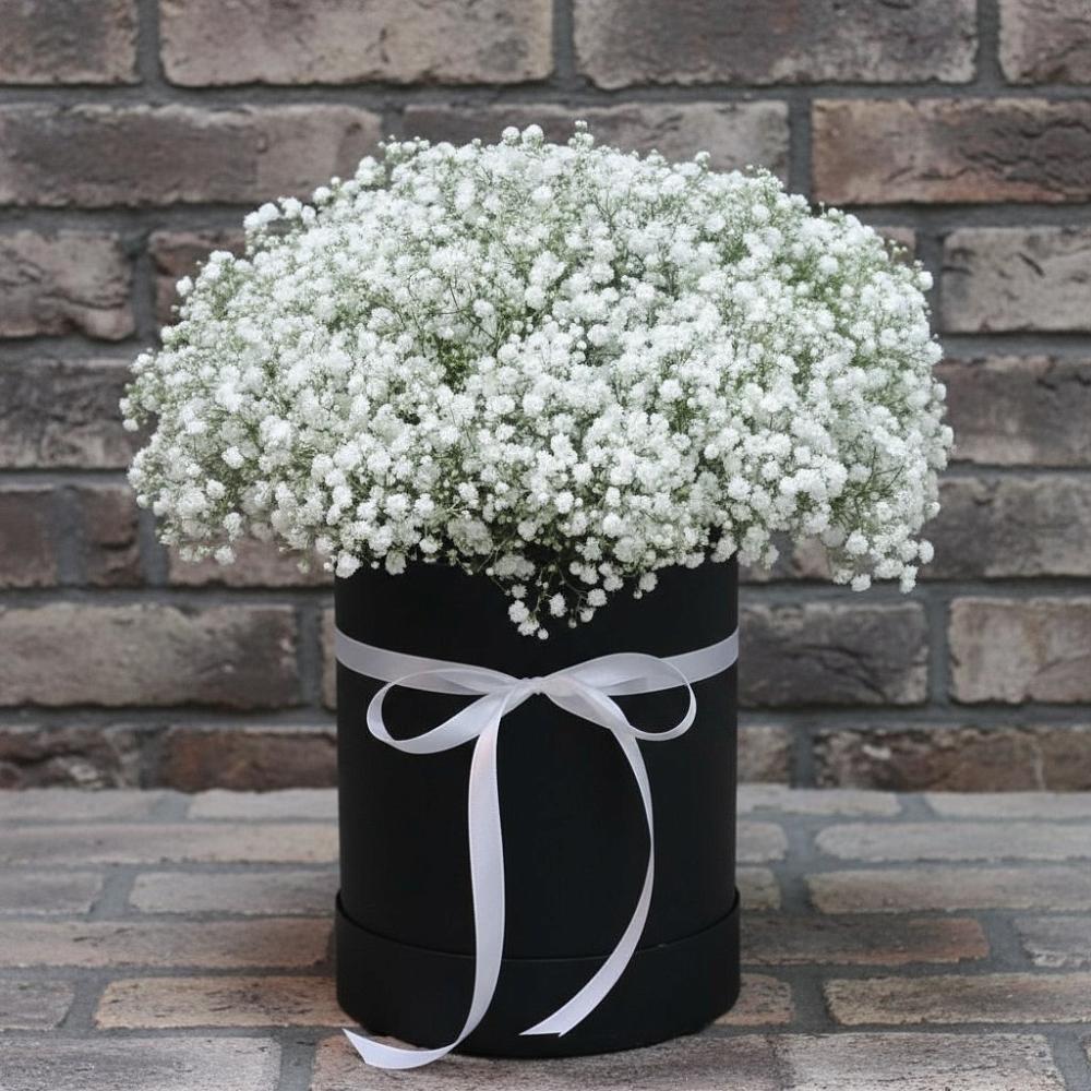 Цветочная композиция из Гипсофила в шляпной коробке в Хиславичи