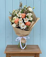 Букет цветов из:  Альстромерии, Лизиантусы, Розы и Хризантемы в Хиславичи