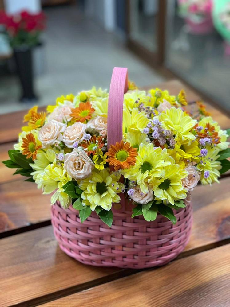 Цветочная композиция из Хризантемы и Розы в корзине в Хиславичи
